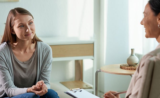 Девушка говорит с врачом-психиатром